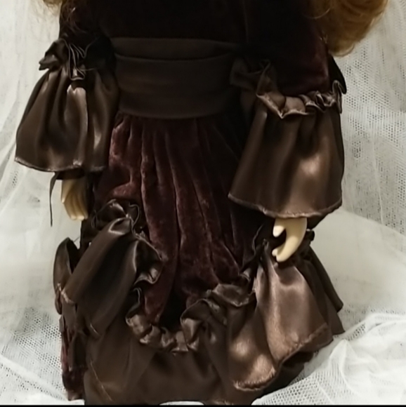 Collectable Doll on Stand! - Picture 7 of 15